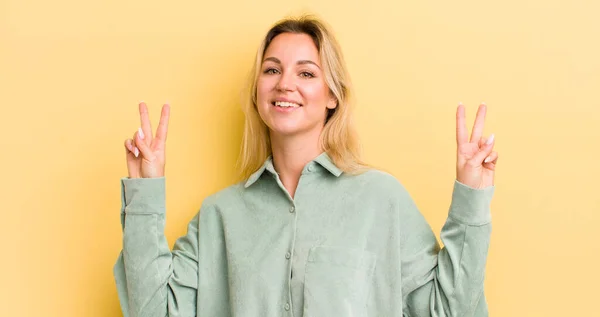 Blonde Kaukasische Vrouw Glimlachend Kijkend Gelukkig Vriendelijk Tevreden Gebaren Overwinning — Stockfoto