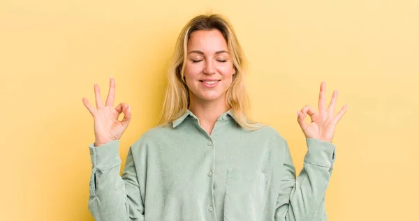 Blonde Blanke Vrouw Zoek Geconcentreerd Mediteren Gevoel Tevreden Ontspannen Denken — Stockfoto