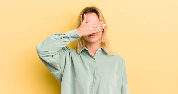 Sarışın Beyaz Bir Kadın Tek Eliyle Gözlerini Kapatıyor Korkmuş Endişeli — Stok fotoğraf