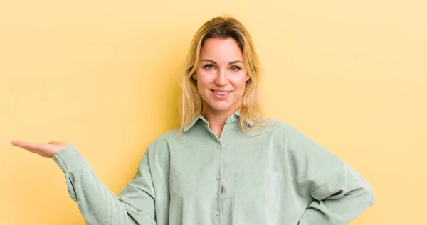 Bionda Donna Caucasica Sorridente Fiduciosa Successo Felice Mostrando Concetto Idea — Foto Stock