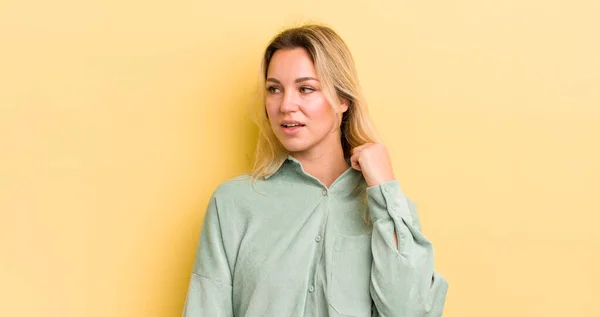 금발의 코카서스 여성은 스트레스를 불안해 피곤해 좌절하고 셔츠를 잡아당기고 — 스톡 사진