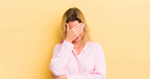 Rubia Mujer Caucásica Mirando Estresada Avergonzada Molesta Con Dolor Cabeza — Foto de Stock