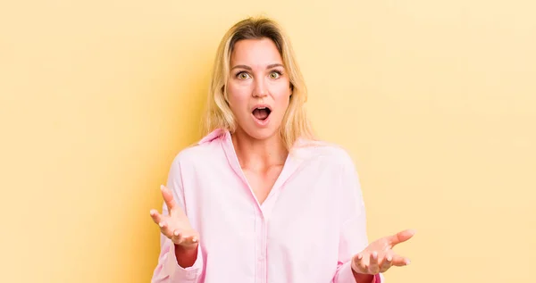 Blonde Caucasian Woman Open Mouthed Amazed Shocked Astonished Unbelievable Surprise — Stockfoto