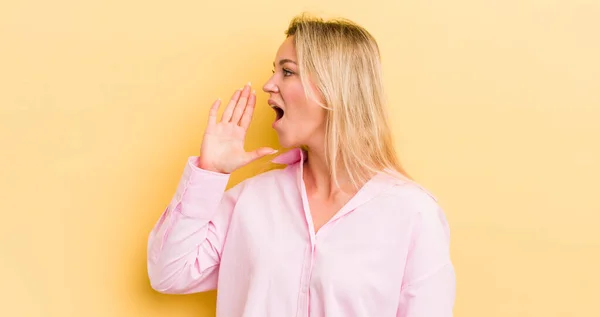 Donna Caucasica Bionda Urlando Forte Arrabbiato Copiare Spazio Sul Lato — Foto Stock