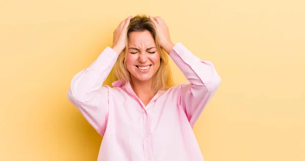 Sarışın Beyaz Bir Kadın Stresli Endişeli Bunalımda Baş Ağrısı Yüzünden — Stok fotoğraf