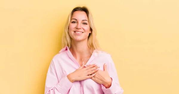 Blond Kaukasische Vrouw Gevoel Romantisch Gelukkig Verliefd Vrolijk Glimlachen Hand — Stockfoto