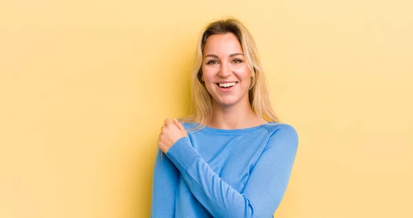 Mulher Loira Caucasiana Sentindo Feliz Positiva Bem Sucedida Motivada Enfrentar — Fotografia de Stock