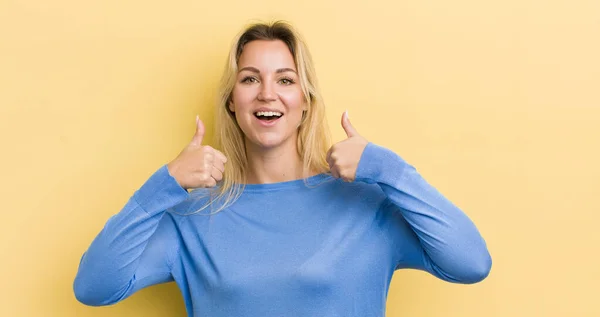 Blonde Caucasian Woman Smiling Broadly Looking Happy Positive Confident Successful — Stockfoto