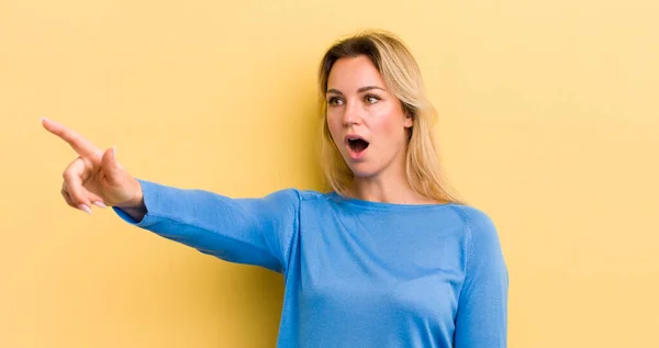 Blonde Caucasian Woman Feeling Shocked Surprised Pointing Looking Upwards Awe — Stockfoto
