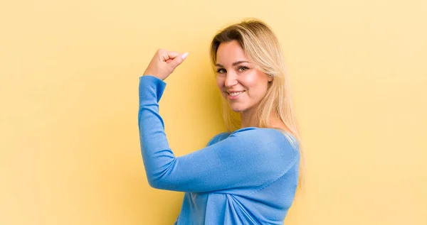 Blonde Caucasian Woman Feeling Happy Satisfied Powerful Flexing Fit Muscular — Stock Photo, Image