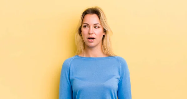 Blonde Caucasian Woman Feeling Shocked Happy Amazed Surprised Looking Side — Stockfoto