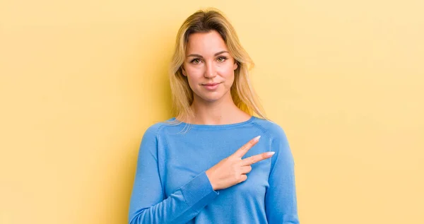 Блондинка Кавказская Женщина Чувствует Себя Счастливой Позитивной Успешной Руки Делает — стоковое фото