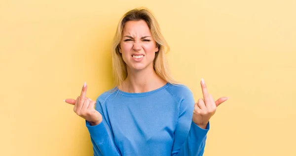 Mulher Loira Caucasiana Sentindo Provocante Agressiva Obscena Lançando Dedo Médio — Fotografia de Stock