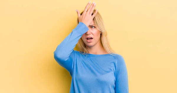 Blonde Caucasian Woman Raising Palm Forehead Thinking Oops Making Stupid — Photo