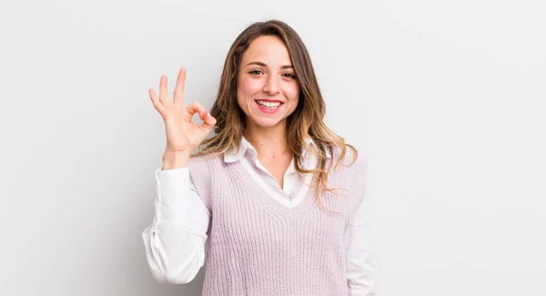 Mooie Vrouw Voelt Zich Gelukkig Ontspannen Tevreden Het Tonen Van — Stockfoto