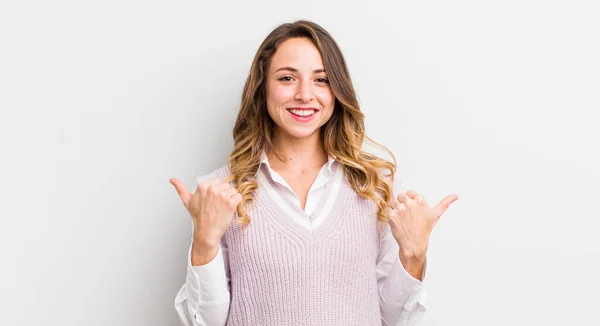 Mulher Bonita Sorrindo Alegremente Olhando Feliz Sentindo Despreocupado Positivo Com — Fotografia de Stock