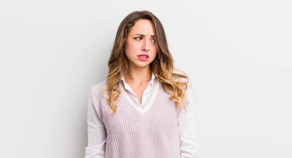 Mooie Vrouw Kijken Bezorgd Gestrest Angstig Bang Paniekerig Klemmen Tanden — Stockfoto