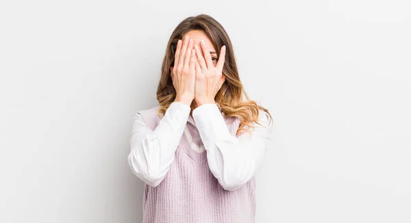 Bella Donna Che Copre Viso Con Mani Sbirciando Tra Dita — Foto Stock