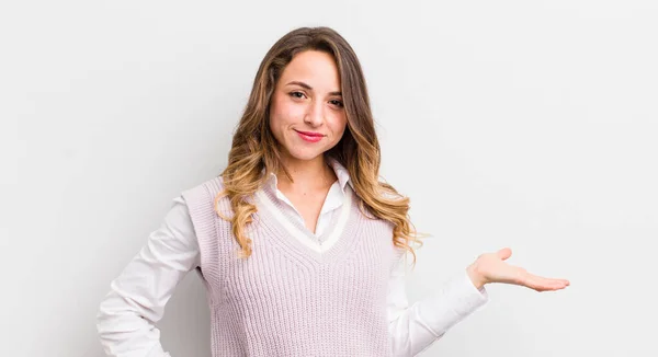 Mulher Bonita Sorrindo Sentindo Confiante Bem Sucedida Feliz Mostrando Conceito — Fotografia de Stock