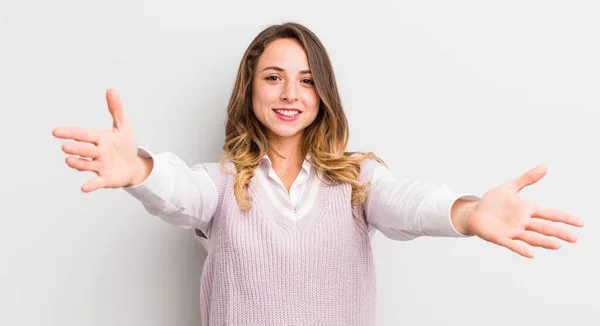 Mulher Bonita Sorrindo Alegremente Dando Abraço Boas Vindas Caloroso Amigável — Fotografia de Stock