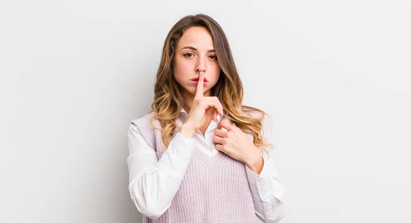 Hübsche Frau Die Ernst Aussieht Und Den Finger Die Lippen — Stockfoto