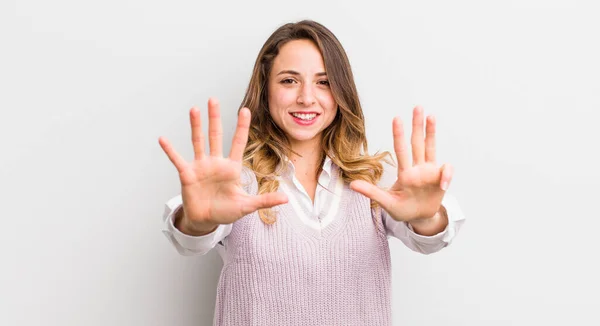 Mooie Vrouw Glimlachen Kijken Vriendelijk Tonen Nummer Negen Negende Met — Stockfoto