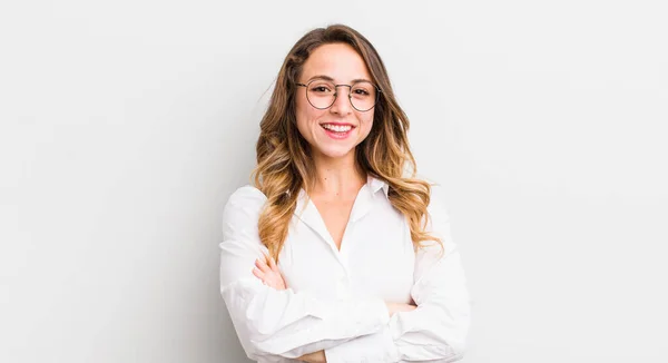 Mujer Bonita Que Parece Una Feliz Orgullosa Satisfecha Triunfadora Sonriendo — Foto de Stock