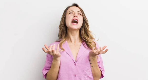 Bonita Mulher Olhando Desesperado Frustrado Estressado Infeliz Irritado Gritando Gritando — Fotografia de Stock