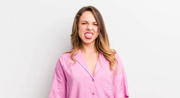 Mujer Bonita Sintiéndose Disgustada Irritada Sacando Lengua Detestando Algo Desagradable — Foto de Stock