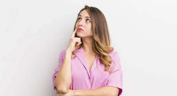 Bella Donna Con Uno Sguardo Concentrato Chiedendosi Con Espressione Dubbia — Foto Stock