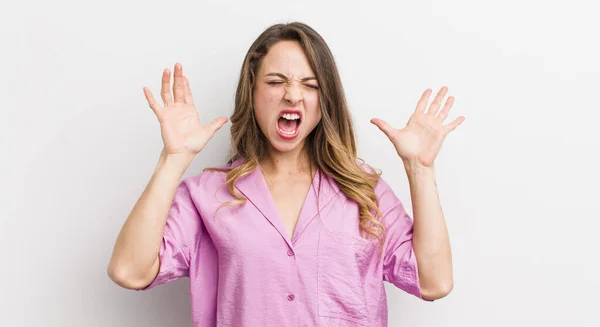 Mooie Vrouw Schreeuwend Paniek Woede Geschokt Doodsbang Woedend Met Handen — Stockfoto