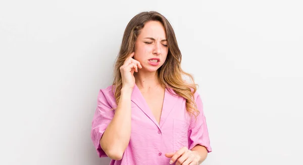 Mooie Vrouw Voelt Zich Gestrest Gefrustreerd Moe Wrijven Pijnlijke Nek — Stockfoto