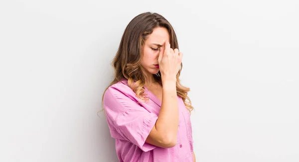 Mooie Vrouw Voelt Zich Gestrest Ongelukkig Gefrustreerd Raakt Het Voorhoofd — Stockfoto