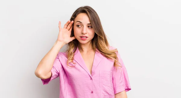 Bella Donna Guardando Serio Curioso Ascolto Cercando Ascoltare Una Conversazione — Foto Stock