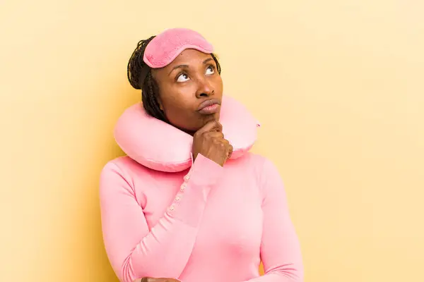 Negro Bonita Mujer Pensando Sintiéndose Dudosa Confundida —  Fotos de Stock