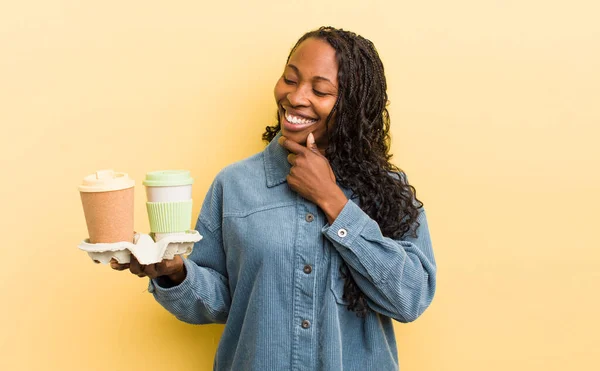 Mujer Bonita Negro Sonriendo Con Una Expresión Feliz Segura Con —  Fotos de Stock