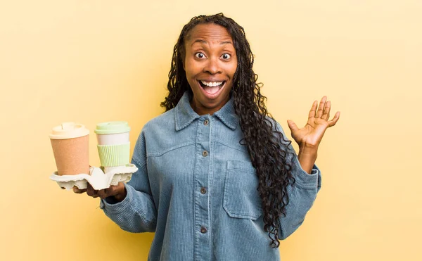 Negro Bonita Mujer Sintiéndose Feliz Asombrado Algo Increíble —  Fotos de Stock