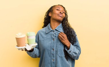 Siyah güzel kadın kibirli, başarılı, pozitif ve gururlu görünüyor.