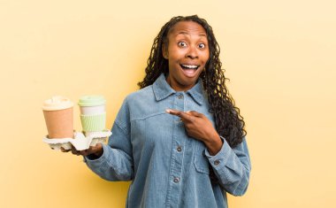 Zenci güzel kadın heyecanlı ve şaşırmış görünüyor.