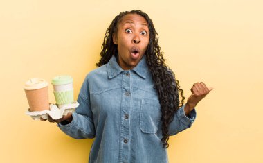 Siyahi güzel bir kadın inançsızlıktan şaşkın şaşkın bakıyor