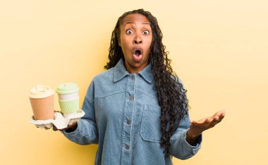 Siyahi güzel kadın inanılmaz bir sürprizle şaşkına döndü ve hayrete düştü.