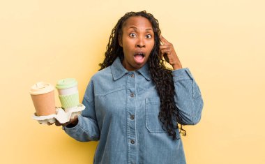 Siyah güzel kadın şaşırmış görünüyor, yeni bir düşünce, fikir ya da konsept fark ediyor.