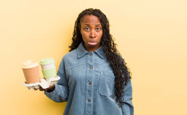 Siyah, güzel bir kadın üzgün ve sızlanıyor. Mutsuz bir bakışla ve ağlamayla.