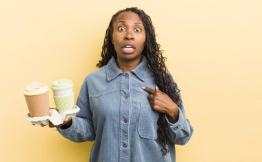 siyah güzel kadın şok olmuş ve şaşırmış görünüyor, ağzı açık, kendini işaret ediyor.