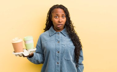 Kafası karışık ve şaşkın görünen siyah güzel kadın