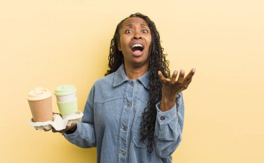 Siyah güzel kadın umutsuz, sinirli ve stresli görünüyor.