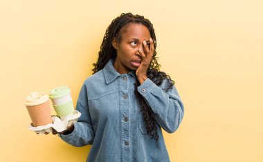 Siyahi güzel bir kadın yorgun, bıkkın ve uykulu hissediyor.