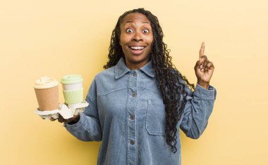 Siyah güzel bir kadın bir fikri fark ettikten sonra mutlu ve heyecanlı bir dahi gibi hissediyor.