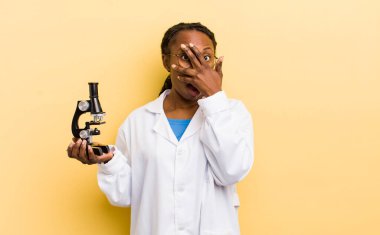 Siyah, güzel bir kadın şok olmuş, korkmuş ya da korkmuş görünüyor.