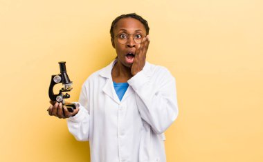 Siyah güzel kadın şok olmuş ve korkmuş hissediyor.